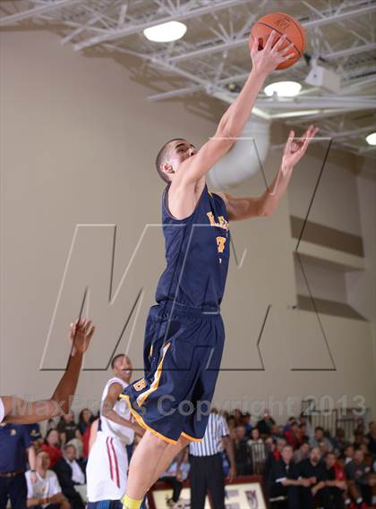 Thumbnail 3 in Bellevue vs. Etiwanda (MaxPreps Holiday Classic) photogallery.