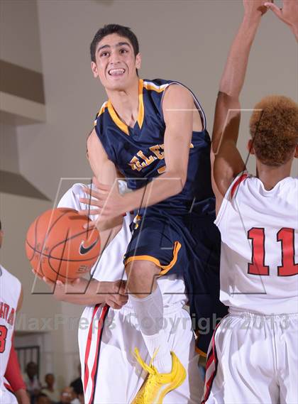 Thumbnail 3 in Bellevue vs. Etiwanda (MaxPreps Holiday Classic) photogallery.