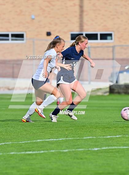 Thumbnail 2 in Evergreen vs Dakota Ridge (CHSAA 4A Round One Playoff) photogallery.