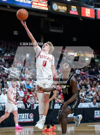 Thumbnail 1 in Madison vs. Capital (IHSAA 5A Quarterfinal) photogallery.