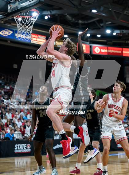 Thumbnail 1 in Madison vs. Capital (IHSAA 5A Quarterfinal) photogallery.