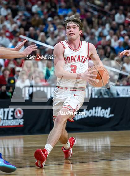 Thumbnail 3 in Madison vs. Capital (IHSAA 5A Quarterfinal) photogallery.