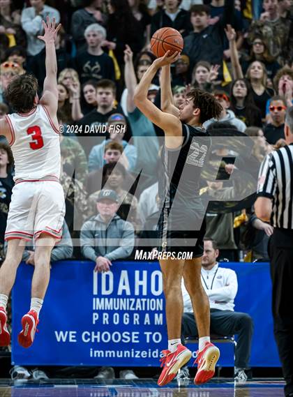 Thumbnail 2 in Madison vs. Capital (IHSAA 5A Quarterfinal) photogallery.
