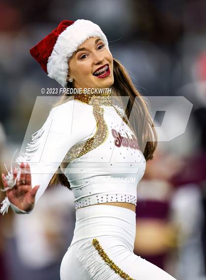 Thumbnail 2 in DeSoto vs. Summer Creek (UIL 6A D2 Football Final) photogallery.