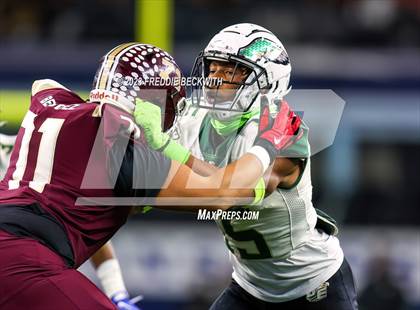 Thumbnail 3 in DeSoto vs. Summer Creek (UIL 6A D2 Football Final) photogallery.