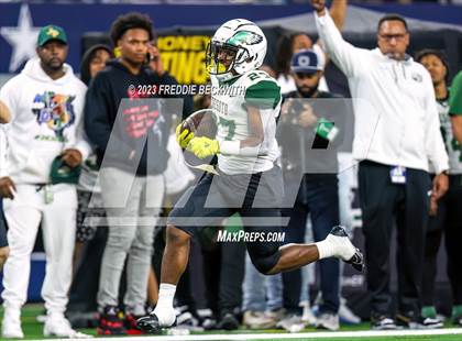 Thumbnail 2 in DeSoto vs. Summer Creek (UIL 6A D2 Football Final) photogallery.