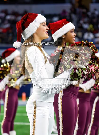 Thumbnail 2 in DeSoto vs. Summer Creek (UIL 6A D2 Football Final) photogallery.