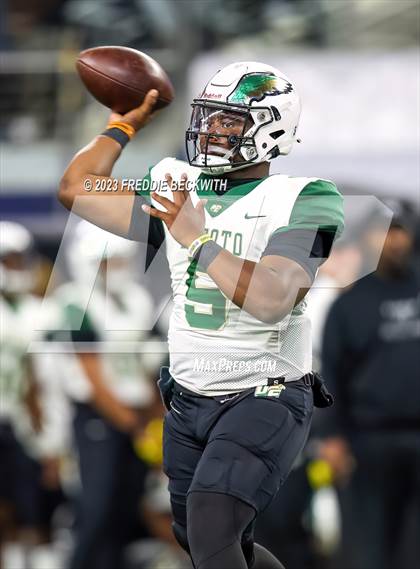 Thumbnail 3 in DeSoto vs. Summer Creek (UIL 6A D2 Football Final) photogallery.
