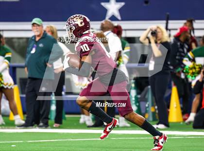 Thumbnail 3 in DeSoto vs. Summer Creek (UIL 6A D2 Football Final) photogallery.