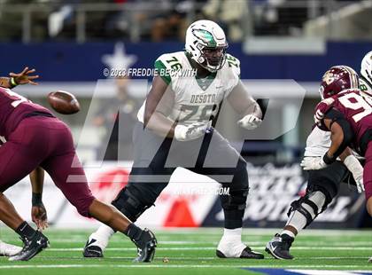 Thumbnail 2 in DeSoto vs. Summer Creek (UIL 6A D2 Football Final) photogallery.
