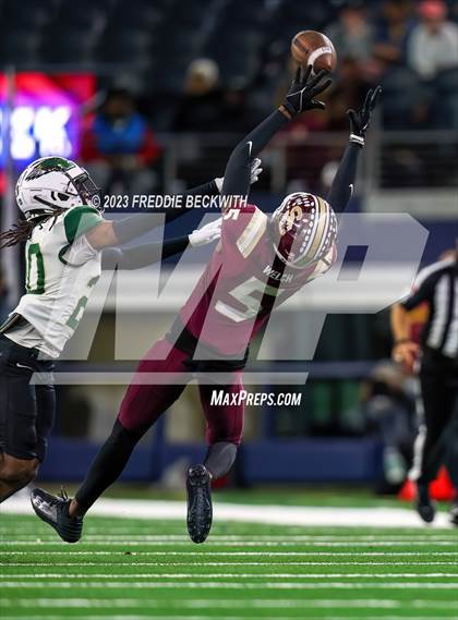 Thumbnail 3 in DeSoto vs. Summer Creek (UIL 6A D2 Football Final) photogallery.