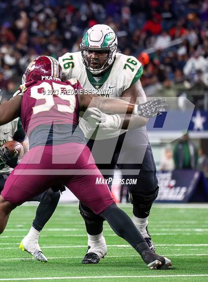 Thumbnail 2 in DeSoto vs. Summer Creek (UIL 6A D2 Football Final) photogallery.