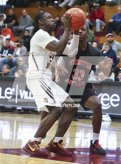 Thumbnail 2 in Webster Groves vs. Mt. Vernon (Spalding Hoophall Classic) photogallery.