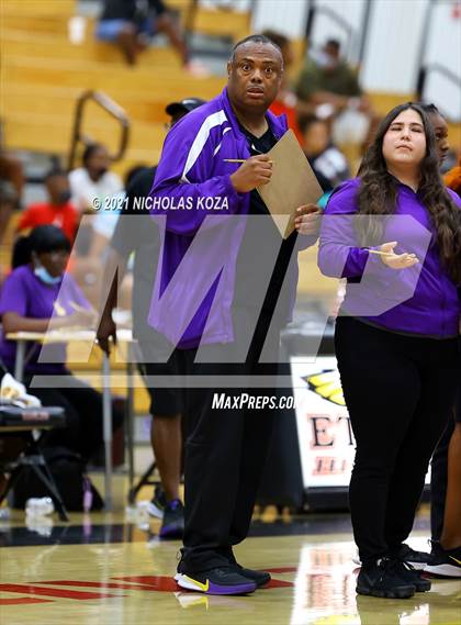 Thumbnail 3 in Lynwood vs. Etiwanda (CIF State 1-AA Regional Final) photogallery.