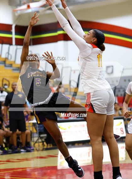 Thumbnail 2 in Lynwood vs. Etiwanda (CIF State 1-AA Regional Final) photogallery.
