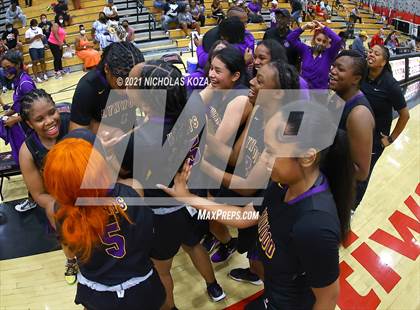 Thumbnail 3 in Lynwood vs. Etiwanda (CIF State 1-AA Regional Final) photogallery.