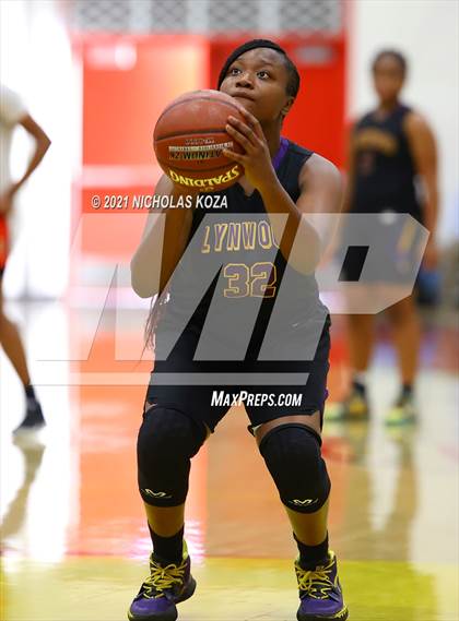 Thumbnail 3 in Lynwood vs. Etiwanda (CIF State 1-AA Regional Final) photogallery.