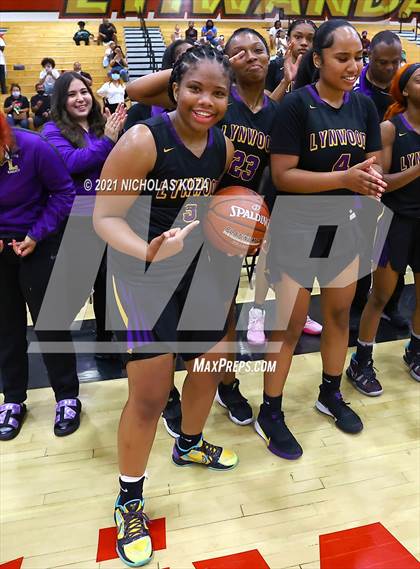 Thumbnail 3 in Lynwood vs. Etiwanda (CIF State 1-AA Regional Final) photogallery.