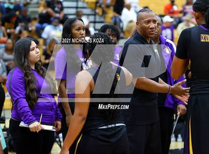 Thumbnail 3 in Lynwood vs. Etiwanda (CIF State 1-AA Regional Final) photogallery.