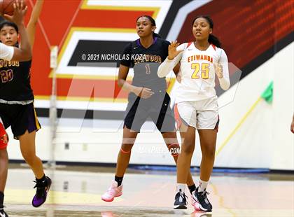 Thumbnail 2 in Lynwood vs. Etiwanda (CIF State 1-AA Regional Final) photogallery.