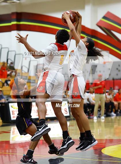 Thumbnail 3 in Lynwood vs. Etiwanda (CIF State 1-AA Regional Final) photogallery.