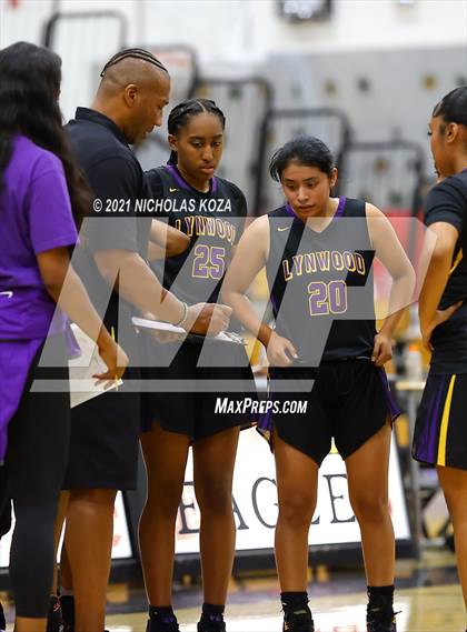 Thumbnail 2 in Lynwood vs. Etiwanda (CIF State 1-AA Regional Final) photogallery.