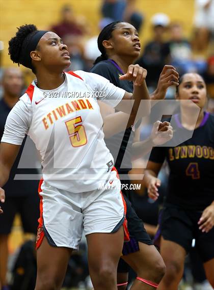 Thumbnail 3 in Lynwood vs. Etiwanda (CIF State 1-AA Regional Final) photogallery.