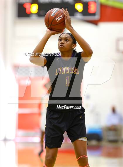 Thumbnail 3 in Lynwood vs. Etiwanda (CIF State 1-AA Regional Final) photogallery.