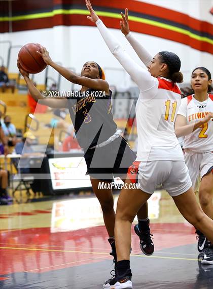Thumbnail 3 in Lynwood vs. Etiwanda (CIF State 1-AA Regional Final) photogallery.