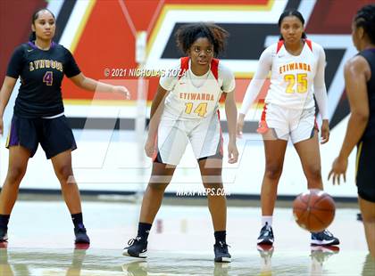 Thumbnail 2 in Lynwood vs. Etiwanda (CIF State 1-AA Regional Final) photogallery.