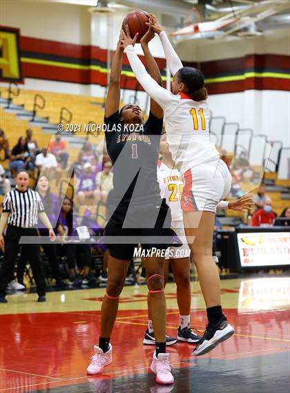 Thumbnail 3 in Lynwood vs. Etiwanda (CIF State 1-AA Regional Final) photogallery.