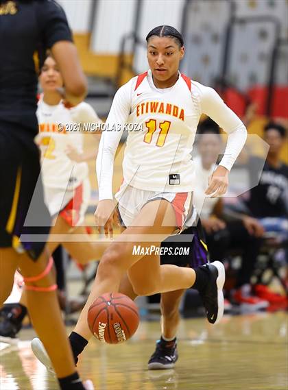 Thumbnail 3 in Lynwood vs. Etiwanda (CIF State 1-AA Regional Final) photogallery.