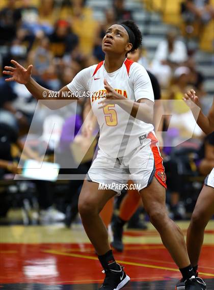 Thumbnail 2 in Lynwood vs. Etiwanda (CIF State 1-AA Regional Final) photogallery.