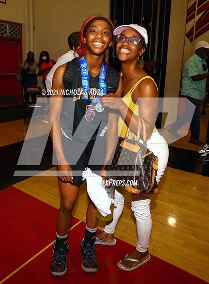 Thumbnail 3 in Lynwood vs. Etiwanda (CIF State 1-AA Regional Final) photogallery.