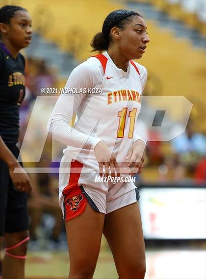 Thumbnail 2 in Lynwood vs. Etiwanda (CIF State 1-AA Regional Final) photogallery.