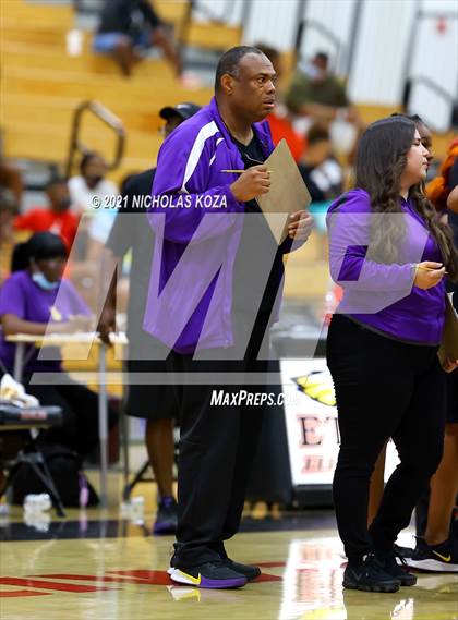 Thumbnail 2 in Lynwood vs. Etiwanda (CIF State 1-AA Regional Final) photogallery.