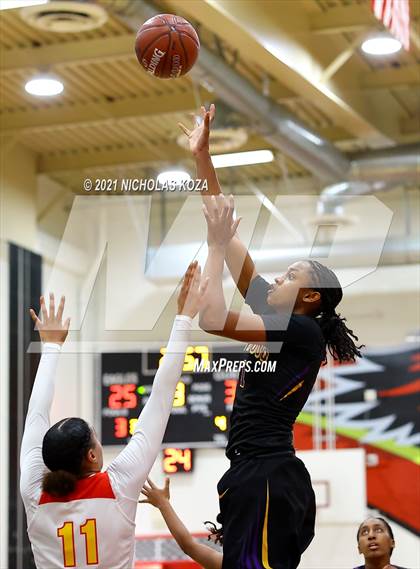 Thumbnail 3 in Lynwood vs. Etiwanda (CIF State 1-AA Regional Final) photogallery.