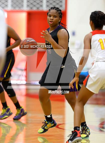Thumbnail 3 in Lynwood vs. Etiwanda (CIF State 1-AA Regional Final) photogallery.