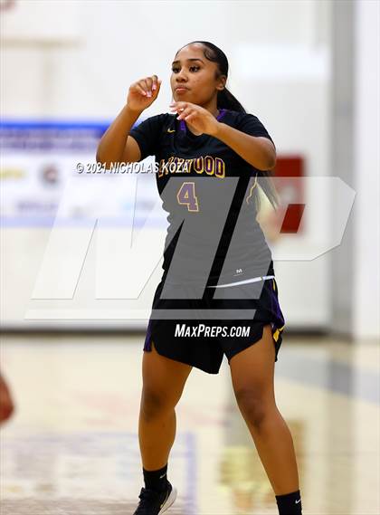Thumbnail 2 in Lynwood vs. Etiwanda (CIF State 1-AA Regional Final) photogallery.