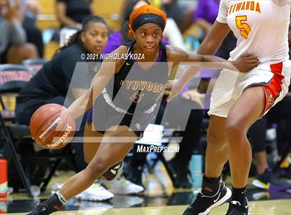 Thumbnail 3 in Lynwood vs. Etiwanda (CIF State 1-AA Regional Final) photogallery.