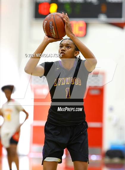 Thumbnail 3 in Lynwood vs. Etiwanda (CIF State 1-AA Regional Final) photogallery.