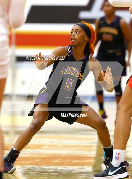 Thumbnail 3 in Lynwood vs. Etiwanda (CIF State 1-AA Regional Final) photogallery.