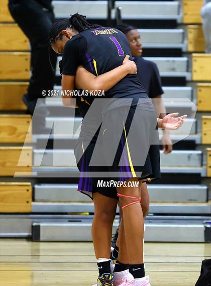 Thumbnail 2 in Lynwood vs. Etiwanda (CIF State 1-AA Regional Final) photogallery.