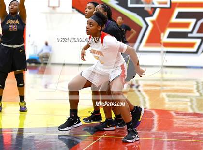 Thumbnail 3 in Lynwood vs. Etiwanda (CIF State 1-AA Regional Final) photogallery.