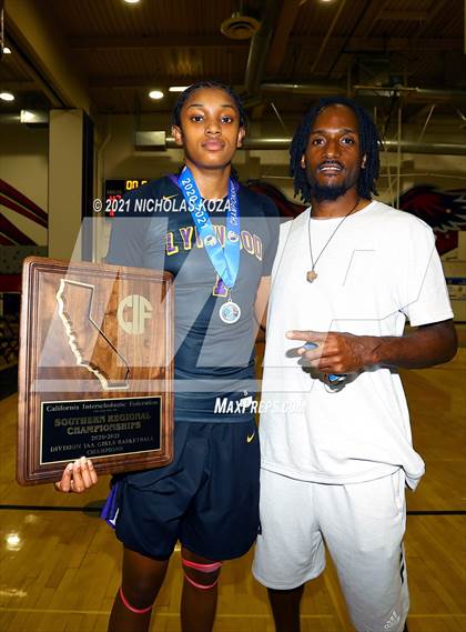 Thumbnail 2 in Lynwood vs. Etiwanda (CIF State 1-AA Regional Final) photogallery.