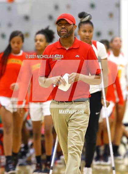 Thumbnail 2 in Lynwood vs. Etiwanda (CIF State 1-AA Regional Final) photogallery.