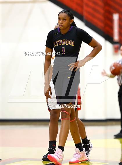 Thumbnail 3 in Lynwood vs. Etiwanda (CIF State 1-AA Regional Final) photogallery.