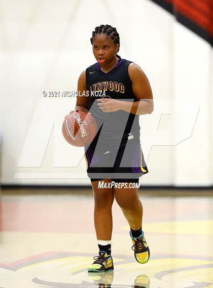 Thumbnail 3 in Lynwood vs. Etiwanda (CIF State 1-AA Regional Final) photogallery.