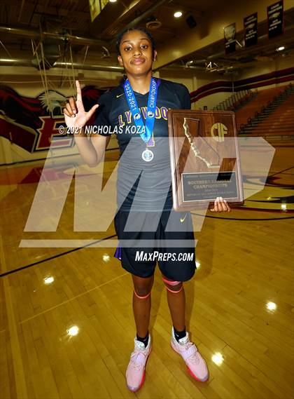 Thumbnail 2 in Lynwood vs. Etiwanda (CIF State 1-AA Regional Final) photogallery.
