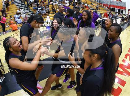 Thumbnail 2 in Lynwood vs. Etiwanda (CIF State 1-AA Regional Final) photogallery.